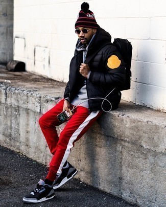 Как носить серый худи с черной курткой-пуховиком мужчине