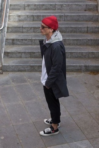 Как носить серый худи с черным дождевиком мужчине