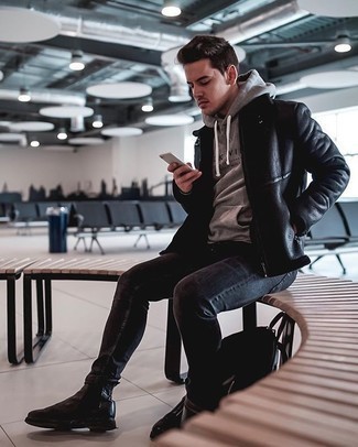 Как носить серый худи с черной короткой дубленкой мужчине