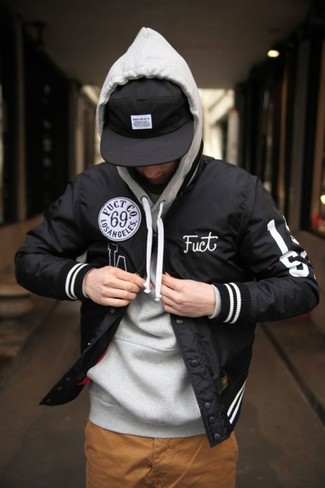 Как носить серый худи с черной университетской курткой мужчине