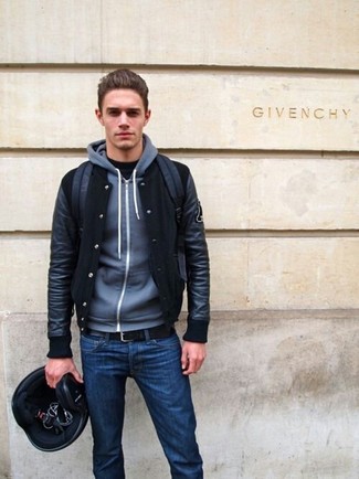 Как носить серый худи с черной университетской курткой мужчине