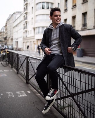 Как носить серый худи с темно-серым длинным пальто