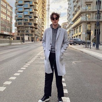 Как носить серый худи с темно-серым длинным пальто