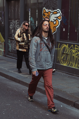 Как носить серый худи с темно-коричневыми брюками чинос