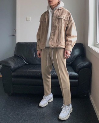 Какие джинсовые куртки носить с серым худи мужчине