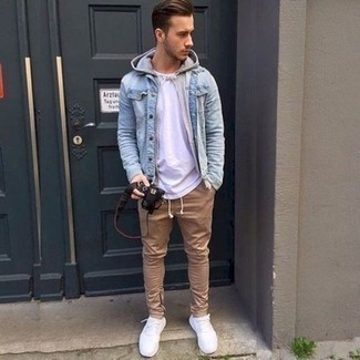 Какие джинсовые куртки носить с серым худи мужчине