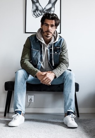 Какие джинсовые куртки носить с серым худи мужчине