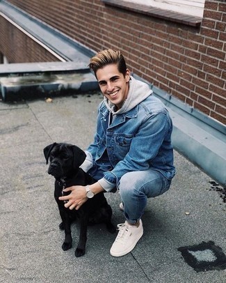 Какие джинсовые куртки носить с серым худи мужчине