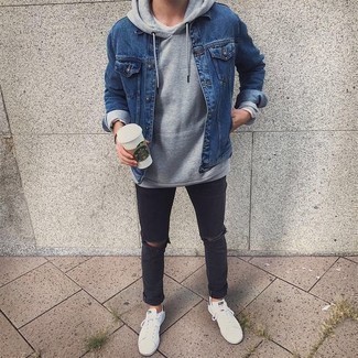 Какие джинсовые куртки носить с серым худи мужчине