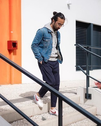 Какие джинсовые куртки носить с серым худи мужчине