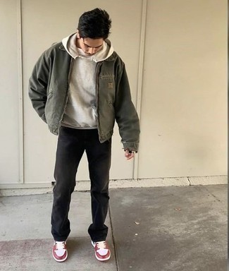 Какие джинсовые куртки носить с серым худи мужчине