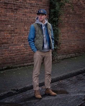 Какие джинсовые куртки носить с серым худи мужчине