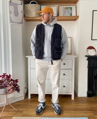 Какие куртки без рукавов носить с серым худи мужчине