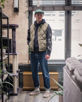 Какие куртки без рукавов носить с серым худи мужчине