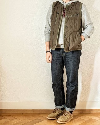 Какие куртки без рукавов носить с серым худи мужчине