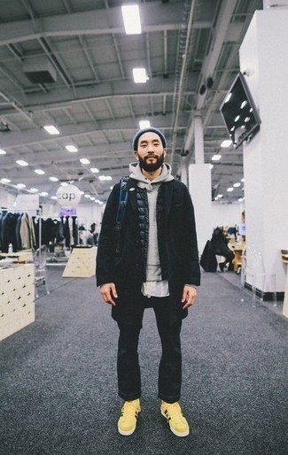 Какие куртки без рукавов носить с серым худи мужчине