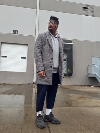 Как носить серый худи с серым длинным пальто