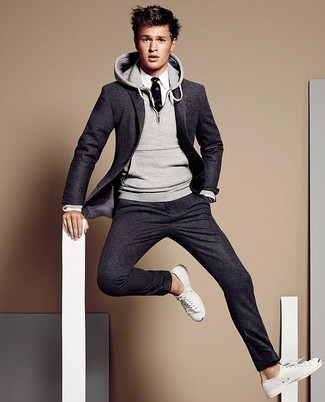 Как носить серый худи с серым шерстяным костюмом