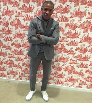 Как носить серый худи с серым шерстяным костюмом