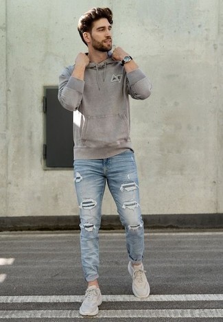 Как носить серый худи с голубыми джинсами мужчине