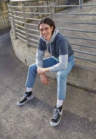 Как носить серый худи с голубыми джинсами мужчине