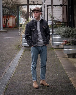 Как носить серый худи с голубыми джинсами мужчине