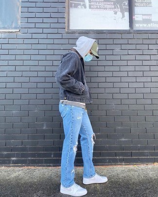 Как носить серый худи с голубыми джинсами мужчине