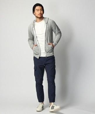 Как носить серый худи с темно-синими брюками карго