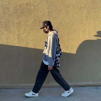 Как носить серый худи с темно-синими брюками чинос