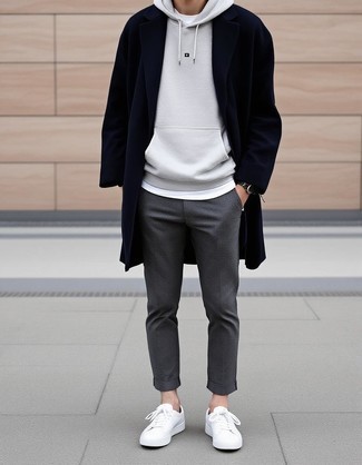 Как носить серый худи с темно-синим длинным пальто