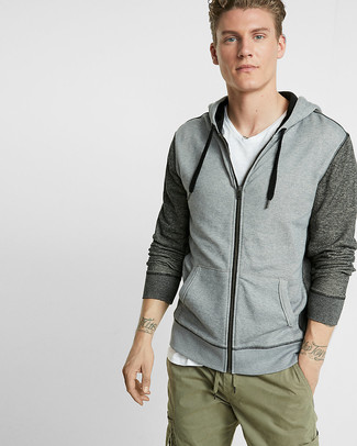 Как носить серый худи с оливковыми брюками карго