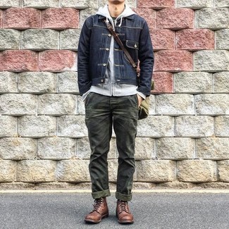 Как носить серый худи с оливковыми брюками чинос