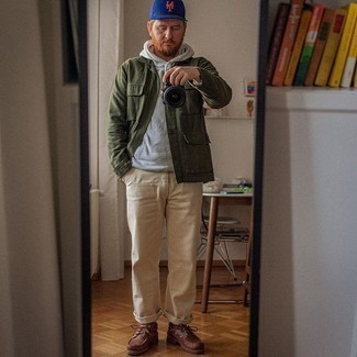 Как носить серый худи с оливковой полевой курткой