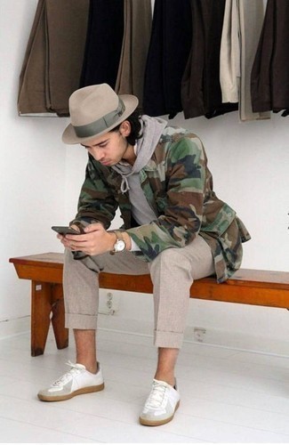 Как носить серый худи с оливковой полевой курткой