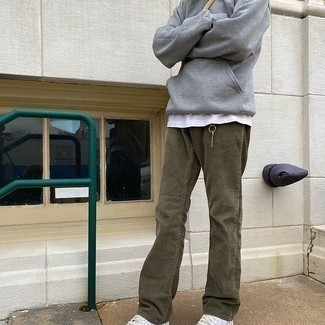 Как носить серый худи с оливковыми джинсами мужчине