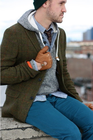 Как носить серый худи с оливковым пиджаком в шотландскую клетку мужчине