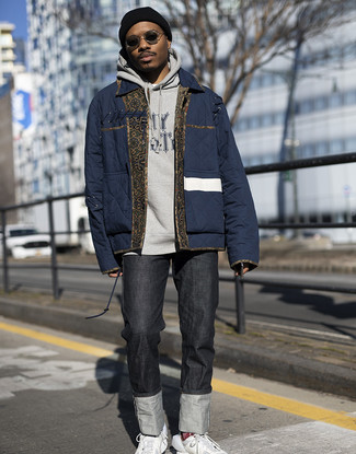 Какие куртки-пуховики носить с серым худи мужчине