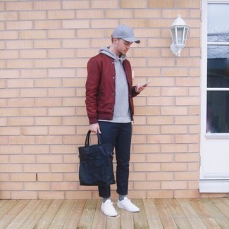 Как носить серый худи с красной университетской курткой мужчине