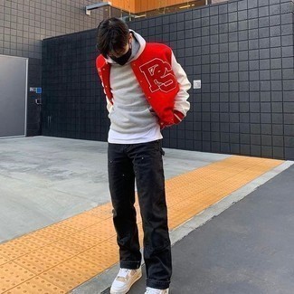 Как носить серый худи с красной университетской курткой мужчине