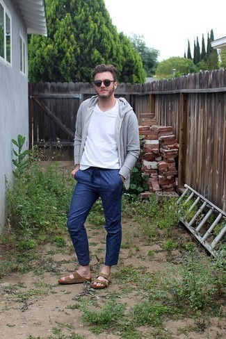 Какие сандалии носить с серым худи мужчине