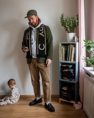 Какие куртки-рубашки носить с серым худи мужчине