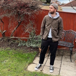 Какие куртки-рубашки носить с серым худи мужчине