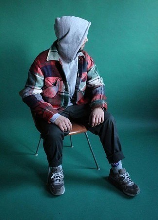 Какие куртки-рубашки носить с серым худи мужчине