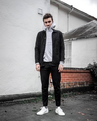 Какие куртки-рубашки носить с серым худи мужчине