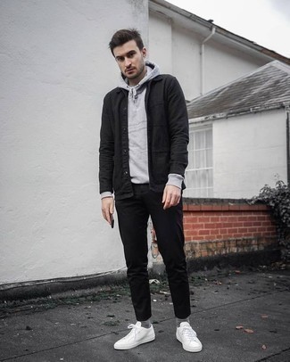 Какие куртки-рубашки носить с серым худи мужчине