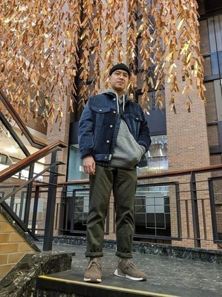 Какие куртки-рубашки носить с серым худи мужчине