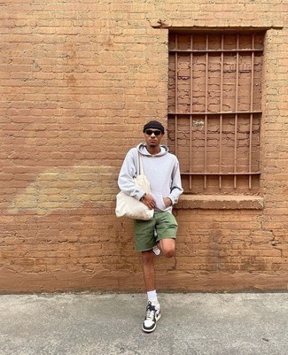 Какие шорты носить с серым худи мужчине
