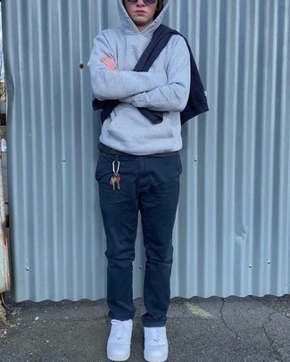 Какие свитшоты носить с серым худи мужчине