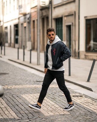 Какие университетские куртки носить с серым худи мужчине