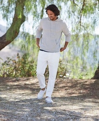 Как носить серый худи с белыми джинсами мужчине